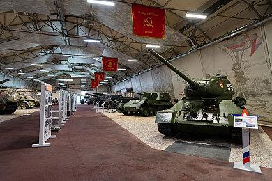 《尼尔：机械纪元》2B乱入手游版《歧路旅人》